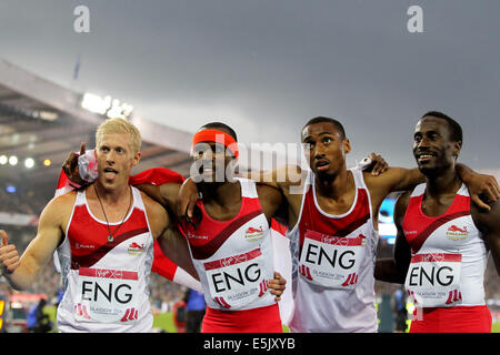 Glasgow. 2. August 2014. Athleten von England feiern nach den Männern 4X400m Relais auf 2. August 2014 Finale der Leichtathletik bei den 2014 Glasgow Commonwealth Games im Hampden Park in Glasgow, Schottland. England gewann die Goldmedaille mit einer Zeit von 3 Minuten und 0,46 Sekunden. Bildnachweis: Han Yan/Xinhua/Alamy Live-Nachrichten Stockfoto