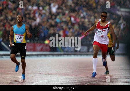 Glasgow. 2. August 2014. Matthew Hudson-Smith (2. L) von England überquert die Ziellinie während die Männer 4X400m Staffel Finale der Leichtathletik bei den 2014 Glasgow Commonwealth Games im Hampden Park in Glasgow, Schottland auf 2. August 2014. England gewann die Goldmedaille mit einer Zeit von 3 Minuten und 0,46 Sekunden. Bildnachweis: Han Yan/Xinhua/Alamy Live-Nachrichten Stockfoto