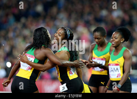 Glasgow. 2. August 2014. Athleten von Jamaika feiern nach der Frauen 4X100m Relais auf 2. August 2014 Finale der Leichtathletik bei den 2014 Glasgow Commonwealth Games im Hampden Park in Glasgow, Schottland. Jamaika gewann die Goldmedaille mit einer Zeit von 41,83 Sekunden und stellte einen neuen Rekord der Commonwealth Games. Bildnachweis: Han Yan/Xinhua/Alamy Live-Nachrichten Stockfoto