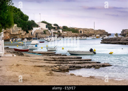 Boote auf einem See Loch, Menorca. Balearen (Spanien) Stockfoto