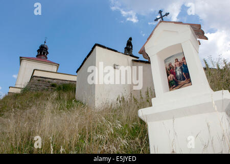 Barocken Wallfahrt zum Kalvarienberg mit spektakulärem Blick auf die nahe gelegenen Dorf Ostre in tschechischen Mittelgebirges Stockfoto