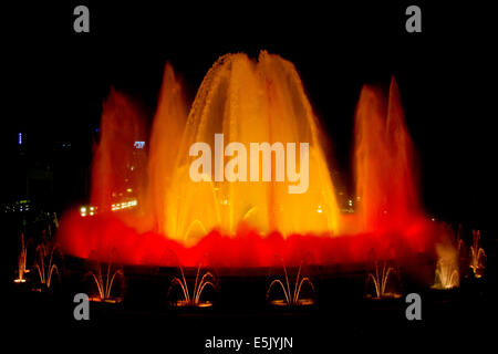 Magic-Brunnen von Montjuic, unterhalb des Palau Nacional auf dem Montjuic Hügel und Barcelona bei Nacht Stockfoto