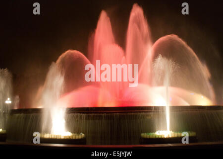 Magic-Brunnen von Montjuic, unterhalb des Palau Nacional auf dem Montjuic Hügel und Barcelona bei Nacht Stockfoto