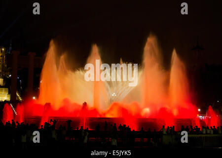 Magic-Brunnen von Montjuic, unterhalb des Palau Nacional auf dem Montjuic Hügel und Barcelona bei Nacht Stockfoto