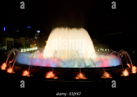 Magic-Brunnen von Montjuic, unterhalb des Palau Nacional auf dem Montjuic Hügel und Barcelona bei Nacht Stockfoto