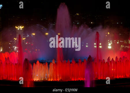 Magic-Brunnen von Montjuic, unterhalb des Palau Nacional auf dem Montjuic Hügel und Barcelona bei Nacht Stockfoto