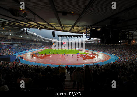 Hampden Park, Glasgow, Schottland, Großbritannien, Samstag, August 2014. Ein sehr geschäftiges und feuchtes Hampden Park am letzten Tag der Leichtathletik-Leichtathletik-Wettbewerbe bei den Glasgow 2014 Commonwealth Games Stockfoto