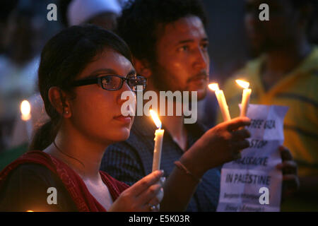 Neu-Delhi, Indien. 2. August 2014. Menschen halten Kerze, während ein Kerzenlicht-Mahnwache für den Verkehrsopfern des Gaza-Konflikts im Janter Manter in Neu-Delhi, Indien. Bildnachweis: Anil Kumar Shakya/Pacific Press/Alamy Live-Nachrichten Stockfoto