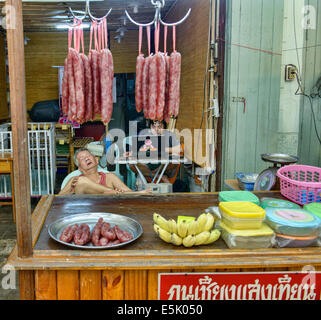 schlafende Wurst Verkäufer in Amphawa Floating Market, Thailand Stockfoto