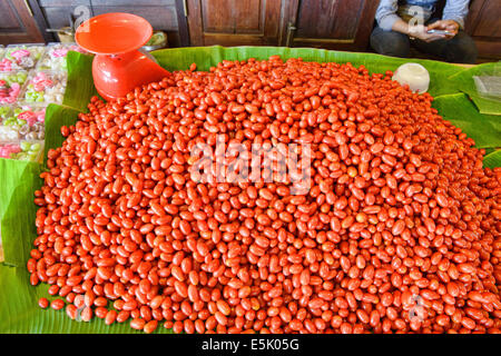 Tomaten für den Verkauf in Amphawa schwimmenden Markt in Thailand Stockfoto