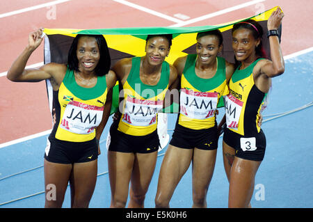 Hampden Park, Glasgow, Schottland, Großbritannien, Samstag, August 2014. Glasgow 2014 Commonwealth Games, das 4 x 400 m große Staffelfinale der Frauen, das Team Jamaica feiert den Sieg. Von links nach rechts. Novlene Williams-Mills, Anastasia Le-Roy, Christine Day und Stephanie McPherson Stockfoto