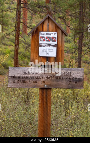 Westen Metolius River Trail Zeichen, Metolius Wild & Scenic River, Deschutes National Forest, Oregon Stockfoto