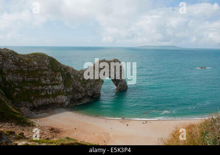 Durdle Door (manchmal geschrieben Durdle Dor) ist ein natürlicher Kalkstein Bogen an der Jurassic Coast in der Nähe von Lulworth in Dorset, England Stockfoto