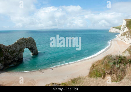 Durdle Door (manchmal geschrieben Durdle Dor) ist ein natürlicher Kalkstein Bogen an der Jurassic Coast in der Nähe von Lulworth in Dorset, England Stockfoto