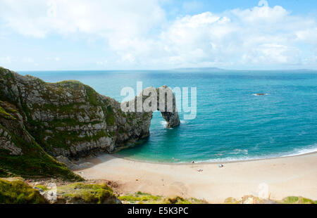 Durdle Door (manchmal geschrieben Durdle Dor) ist ein natürlicher Kalkstein Bogen an der Jurassic Coast in der Nähe von Lulworth in Dorset, England Stockfoto