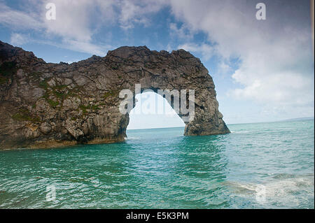 Durdle Door (manchmal geschrieben Durdle Dor) ist ein natürlicher Kalkstein Bogen an der Jurassic Coast in der Nähe von Lulworth in Dorset, England Stockfoto