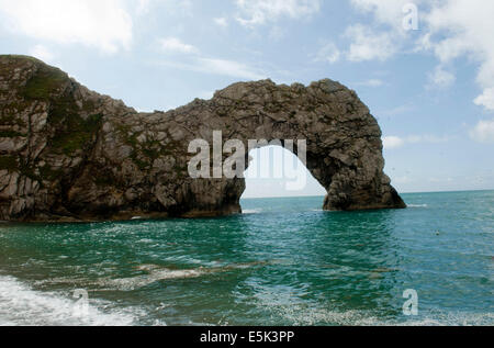 Durdle Door (manchmal geschrieben Durdle Dor) ist ein natürlicher Kalkstein Bogen an der Jurassic Coast in der Nähe von Lulworth in Dorset, England Stockfoto