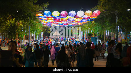 PUTRAJAYA, MALAYSIA - 15. Juni 2014: Menschenmenge am Eingang geschmückt mit Regenschirm Arrangements auf "Floria" Nacht-Veranstaltung im Pu Stockfoto