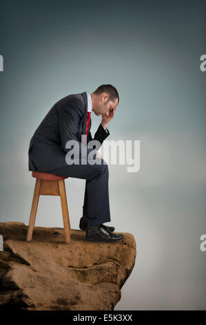 deprimiert Geschäftsmann leiden Depression auf einem Felsvorsprung Stockfoto