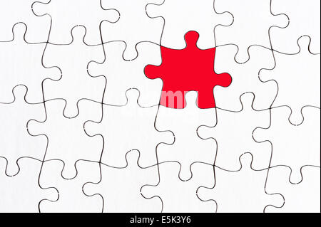 leere weiße Puzzle mit einem roten Stück heben sich von der Masse-Konzept Stockfoto