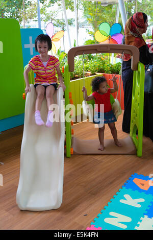 PUTRAJAYA, MALAYSIA - 15. Juni 2014: Kinder, die Spaß auf einem Spielplatz am "Floria" Veranstaltung in Putrajaya, Malaysia. Stockfoto