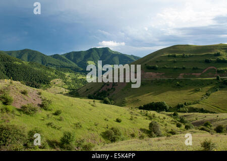 Abendlicht taucht die sanften grünen Gipfel des Kaukasus, Armenien Stockfoto