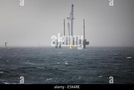 Meer-Jack auf dem Gwynt y Mor Offshore-Windpark aus Küste von Nordwales während der Bauphase von Frühjahr 2014 Stockfoto