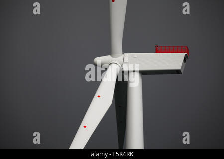 Ein Farbfoto des dunklen Wolken hinter einer Turbine auf Gwynt y Mor Offshore-Windpark Stockfoto