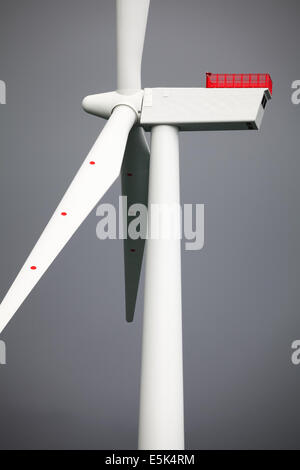 Ein Farbfoto des dunklen Wolken hinter einer Turbine auf Gwynt y Mor Offshore-Windpark Stockfoto