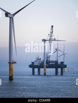 Meer-Jack auf dem Gwynt y Mor Offshore-Windpark aus Küste von Nordwales während der Bauphase von Frühjahr 2014 Stockfoto