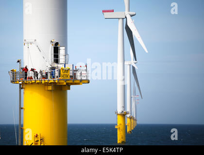 Männer auf eine Turbine am Offshore-Windpark Gwynt y Mor abseits der Küste von North Wales während der Bauphase von Frühjahr 2014 Stockfoto