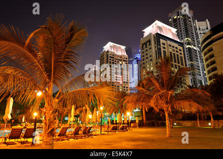 Strand-Nachtbeleuchtung des Luxus-Hotels, Dubai, Vereinigte Arabische Emirate Stockfoto