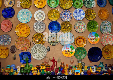 Tamegroute, bunte Keramik Market.Paul Street, & Landschaft Reisefotograf, Südmarokko, am Rande der Sahara Wüste & Algerien Stockfoto