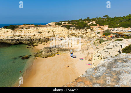 Praia de Albandeira Strand und Felsformationen Algarve Portugal Stockfoto