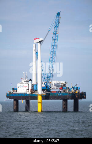 Meer-Jack auf dem Gwynt y Mor Offshore-Windpark aus Küste von Nordwales während der Bauphase von Frühjahr 2014 Stockfoto