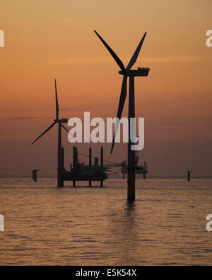 Sonnenuntergang über der Gwynt y Mor Offshore-Windpark vor der Küste Nord-Wales während der Bauphase von Frühjahr 2014 Stockfoto