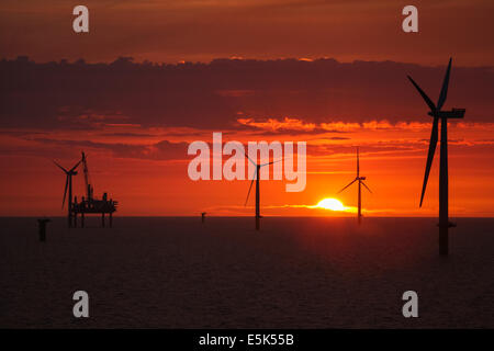 Sonnenuntergang über der Gwynt y Mor Offshore-Windpark vor der Küste Nord-Wales während der Bauphase von Frühjahr 2014 Stockfoto