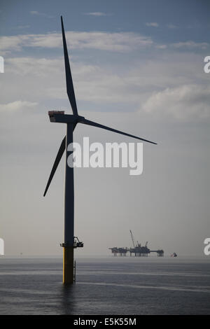 Sonnenuntergang über der Gwynt y Mor Offshore-Windpark vor der Küste Nord-Wales während der Bauphase von Frühjahr 2014. Stockfoto