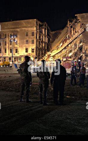 Suche und Rettung Arbeiter anzeigen das reduzierte äußere des Pentagons an der Absturzstelle Flugzeug vor terroristischen Anschlägen 12. September 2001 in Arlington, VA. Stockfoto