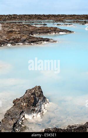 Vulkanlandschaft in der Türkis farbigen Blue Lagoon Hot Springs in Island. Stockfoto