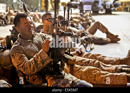 US-Marines mit dem 1. Bataillon, 7. Marineregiment prep ihre Ausrüstung vor der Abfahrt auf einer Patrouille 4. Juli 2014 in Gereshk, Provinz Helmand, Afghanistan. Stockfoto