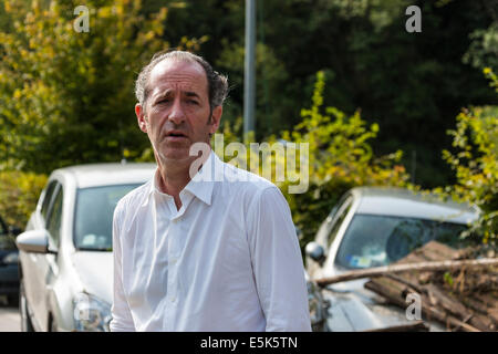 Refrontolo, Treviso, Italien. 3. August 2014. Wolkenbruch in Refrontolo; 4 Personen Tote und mehrere fehlt: der Präsident der Region Venetien, Luca Zaia, am Ort der Katastrophe. Gestern um 22:30 auf der Dauerregen überläuft den Stream Lienz und eine Wasserbombe kommt auf das Zelt eingerichtet, für das "fest des Omeni" Katastrophe Molinetto Croda ist: 4 Tote und Dutzende Verletzte. Bildnachweis: Wirklich einfach Star/Alamy Live-Nachrichten Stockfoto