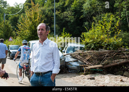 Refrontolo, Treviso, Italien. 3. August 2014. Wolkenbruch in Refrontolo; 4 Personen Tote und mehrere fehlt: der Präsident der Region Venetien, Luca Zaia, am Ort der Katastrophe. Gestern um 22:30 auf der Dauerregen überläuft den Stream Lienz und eine Wasserbombe kommt auf das Zelt eingerichtet, für das "fest des Omeni" Katastrophe Molinetto Croda ist: 4 Tote und Dutzende Verletzte. Bildnachweis: Wirklich einfach Star/Alamy Live-Nachrichten Stockfoto