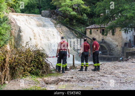 Refrontolo, Treviso, Italien. 3. August 2014. Wolkenbruch in Refrontolo 4 Menschen Todesfälle und mehrere fehlen. Gestern um 22:30 auf der Dauerregen überläuft den Stream Lienz und eine Wasserbombe kommt auf das Zelt eingerichtet, für das "fest des Omeni" Katastrophe Molinetto Croda ist: 4 Tote und Dutzende Verletzte. Bildnachweis: Wirklich einfach Star/Alamy Live-Nachrichten Stockfoto