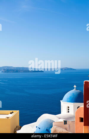 Santorini. Berühmte orthodoxe Kirche mit blauen Kuppeln im Dorf Oia (Ia) Santorini Insel. Stockfoto