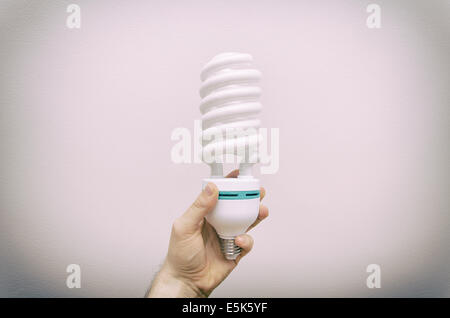 Hand mit großer Energie effiziente spiralförmigen Leuchtstofflampe. Stockfoto