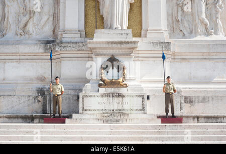 Rom Italien - Grab des unbekannten Soldaten bewacht von Wachposten of Honour, Il Vittoriano, Rom, Italien Stockfoto