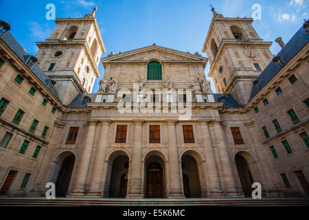 Blick auf die Fassade-Kirche in der königlichen Seite von San Lorenzo de El Escorial neben Madrid Spanien Stockfoto