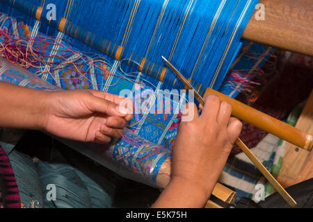 Ost Bhutan, Lhuentse, Khoma Dorf, Handwerk, Hände von Frau Weberei Kishuthara Seidentuch Stockfoto