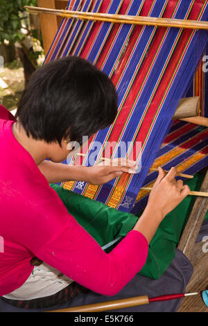 Ost Bhutan, Lhuentse, Khoma Dorf, Handwerk, Frau Handweberei Kishuthara Seidentuch Stockfoto